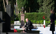Prezident və birinci xanım Ulu Öndər Heydər Əliyevin məzarını ziyarət ediblər - FOTO