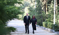 Prezident və birinci xanım Ulu Öndər Heydər Əliyevin məzarını ziyarət ediblər - FOTO