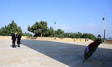 Prezident İlham Əliyev və Mehriban Əliyeva Şəhidlər xiyabanını ziyarət ediblər - FOTO