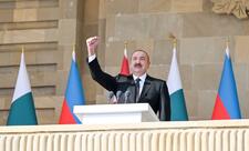 Prezident hərbi paraddan fotolar paylaşıb