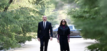 Prezident və birinci xanım Ulu Öndər Heydər Əliyevin məzarını ziyarət ediblər  - FOTO