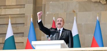 Prezident hərbi paraddan fotolar paylaşıb