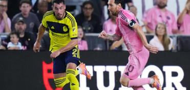 Messi futbol tarixində 400 qol ötürməsi edən ilk oyunçu olub