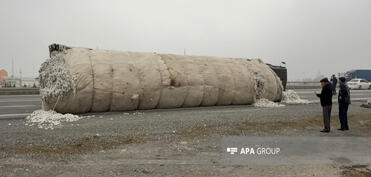 Bakı-Qazax yolunda pambıqla dolu maşın aşıb  - FOTO