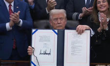 Tramp hökumətin maliyyələşdirilməsini nəzərdə tutan qanun layihəsini imzalayıb