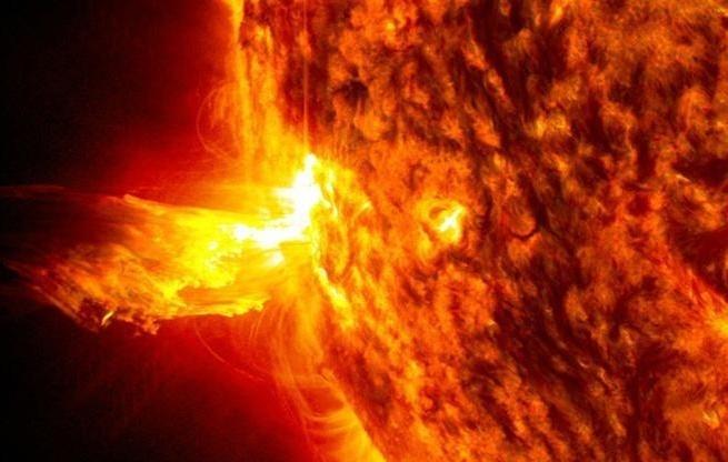 Günəşdə güclü günəş parlaması baş verib