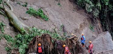 İndoneziyada torpaq sürüşməsi nəticəsində ölənlərin sayı 15-ə çatıb