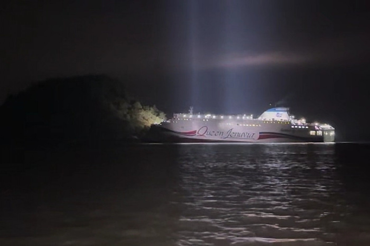 Göyərtəsində 267 nəfərin olduğu Cənubi Koreya gəmisi qayalıq ərazidə saya oturub