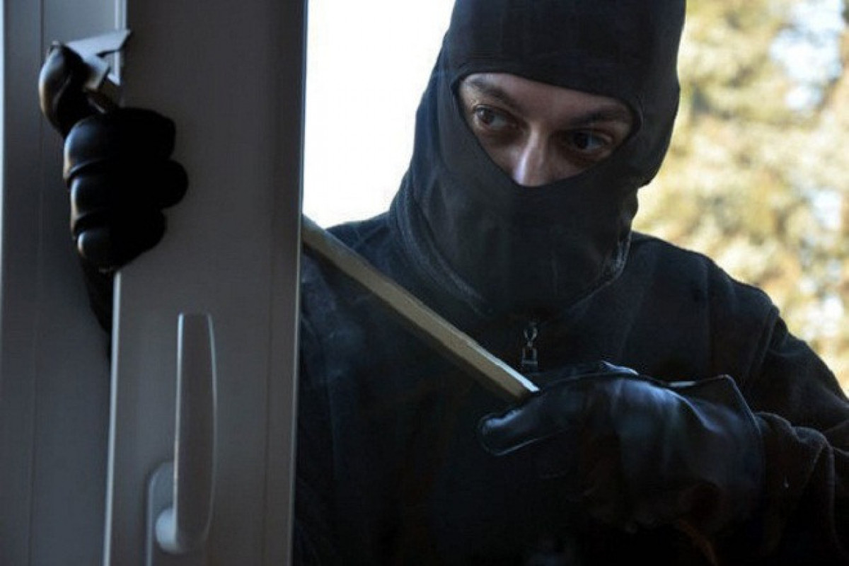 Şəmkirdə ev sahibini hədələyərək pulunu ələ keçirən 15 və 18 yaşlı iki nəfər saxlanılıb