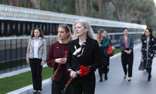 ABŞ Dövlət katibinin müavini Allison Huker Şəhidlər Xiyabanını ziyarət edib