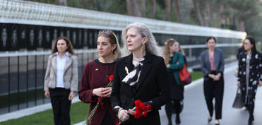 ABŞ Dövlət katibinin müavini Allison Huker Şəhidlər Xiyabanını ziyarət edib