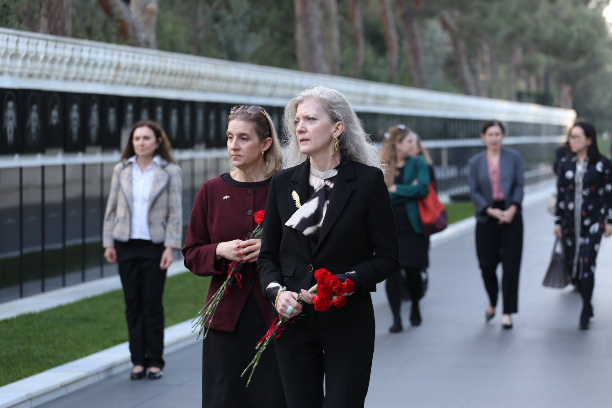 ABŞ Dövlət katibinin müavini Allison Huker Şəhidlər Xiyabanını ziyarət edib