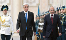 Tokayev Astanada Paşinyanla görüşüb