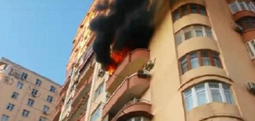 Bakıda çoxmərtəbəli yaşayış binasında yanğın baş verib