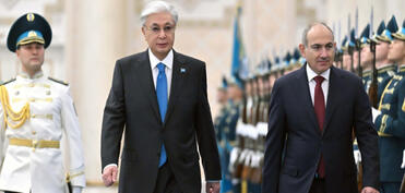 Tokayev Astanada Paşinyanla görüşüb