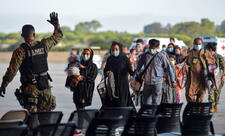 Tramp Bayden dövründə qəbul edilən 200 min qaçqının yenidən yoxlanılmasını əmr edib