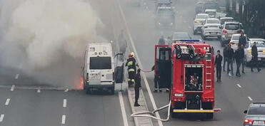 Heydər Əliyev prospektində avtomobil yanıb, sıxlıq yaranıb- FOTO