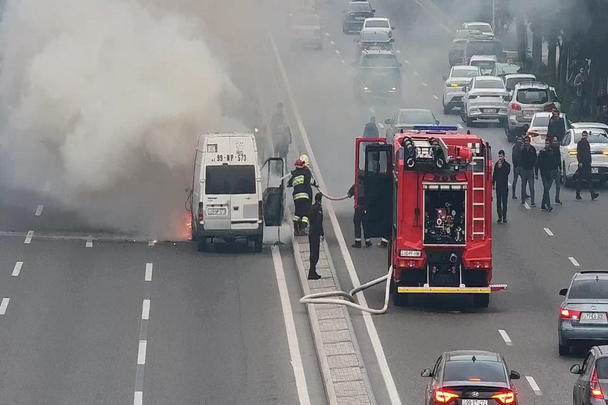 Heydər Əliyev prospektində avtomobil yanıb, sıxlıq yaranıb- FOTO