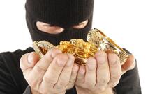 Bakıda evdən 5 min manatlıq qızıl-zinət əşyaları oğurlayan qadın saxlanılıb