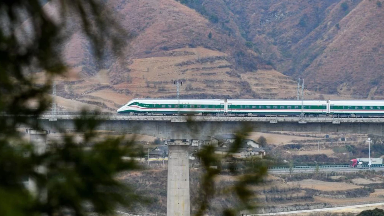 Çində qatar relsdəki işçiləri vurub: 11 nəfər ölüb