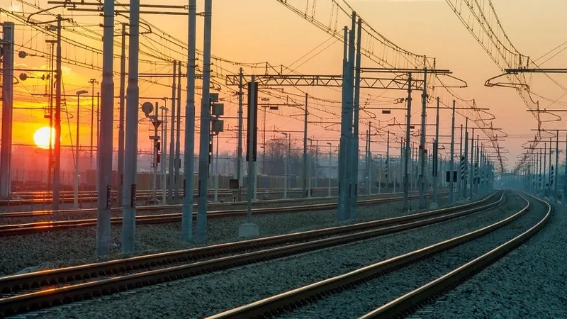 Qonşu ölkə Rusiyaya gedən dəmir yolunu sökür