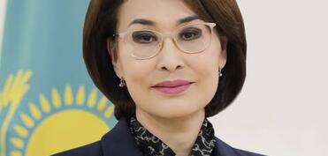 Qazaxıstanın səhiyyə naziri təyyarədə sərnişini xilas etdi