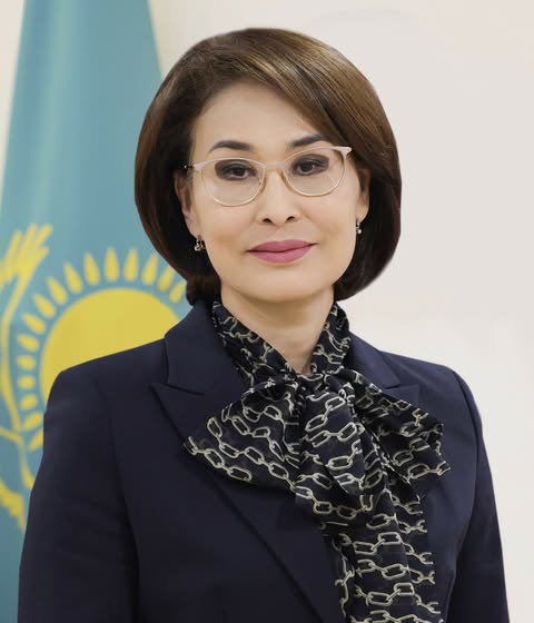 Qazaxıstanın səhiyyə naziri təyyarədə sərnişini xilas etdi