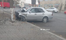 Gəncədə avtomobil ağaca çırpılıb, xəsarət alanlar var - FOTO