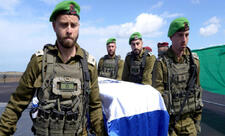 HAMAS israilli girovun meyitini BQXK-ya təhvil verir