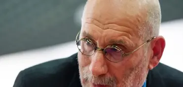 Rusiyada yazıçı Boris Akuninə 15 il qiyabi həbs cəzası verilib