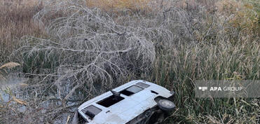 Şəmkirdə mikroavtobus su kanalına aşıb: 6 nəfər xəsarət alıb - FOTO