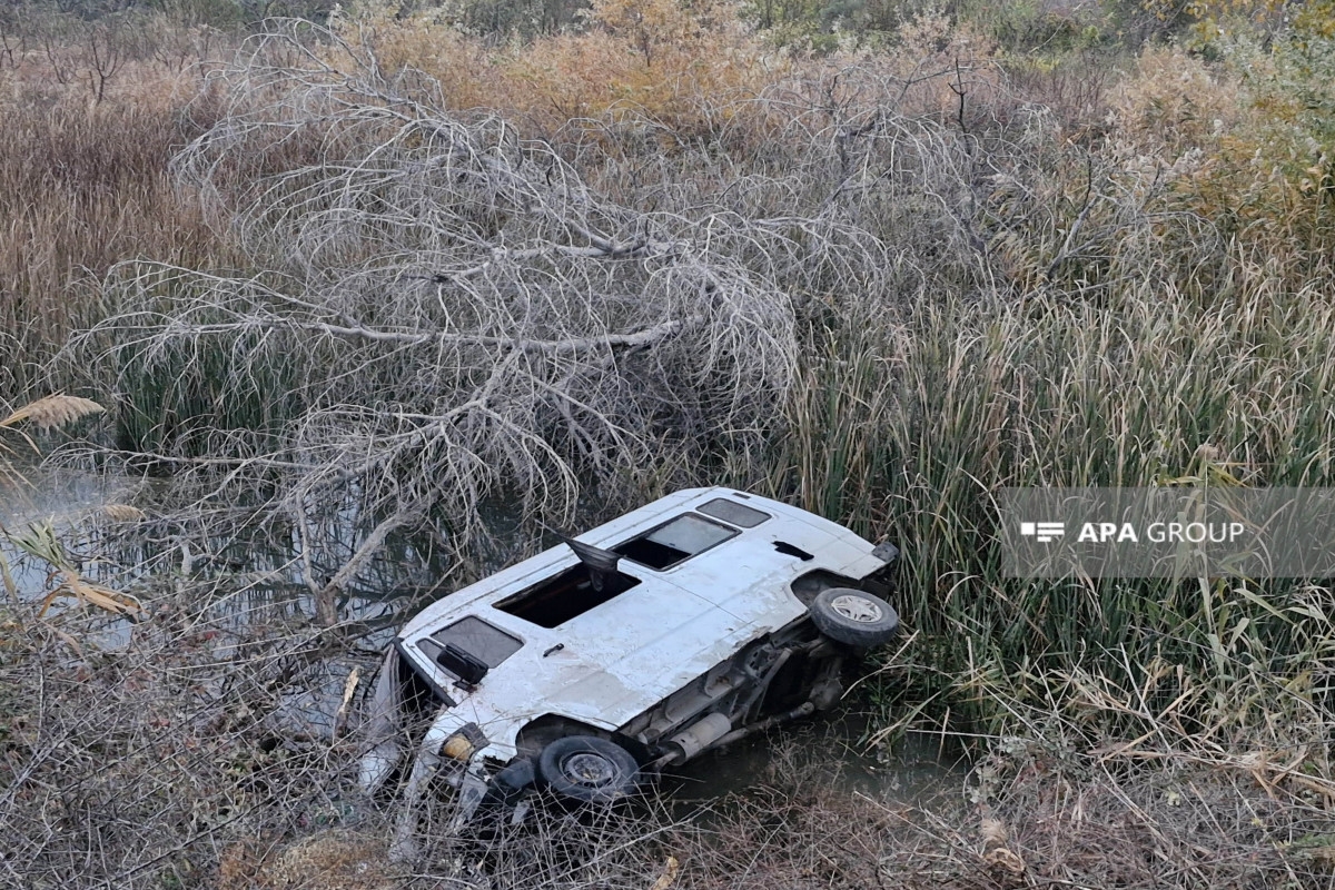 Şəmkirdə mikroavtobus su kanalına aşıb: 6 nəfər xəsarət alıb - FOTO