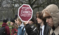 Almaniyada gənclər məcburi hərbi xidmətin bərpasına qarşı etirazlara çıxıb