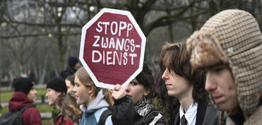 Almaniyada gənclər məcburi hərbi xidmətin bərpasına qarşı etirazlara çıxıb