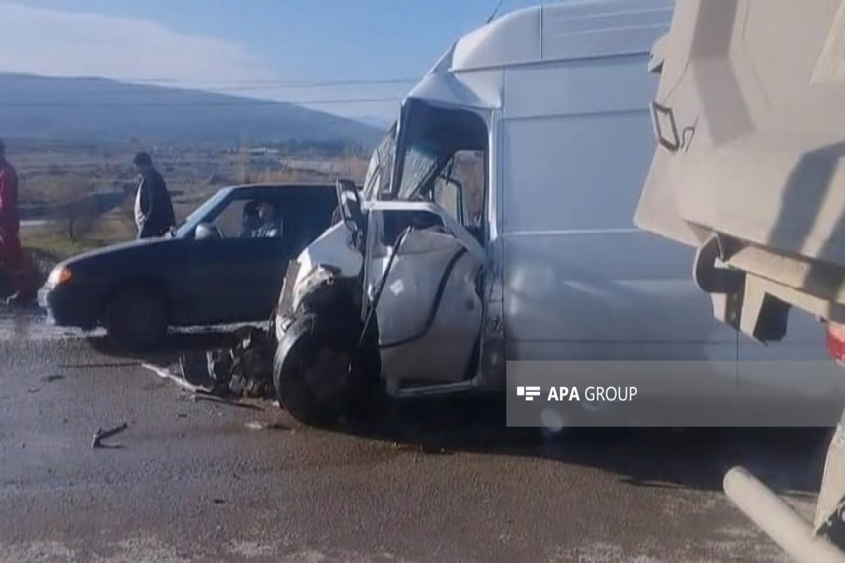 Qubada avtobus yük maşını ilə toqquşub, ölən var - FOTO