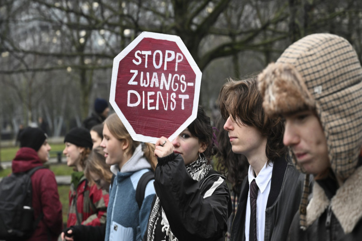 Almaniyada gənclər məcburi hərbi xidmətin bərpasına qarşı etirazlara çıxıb