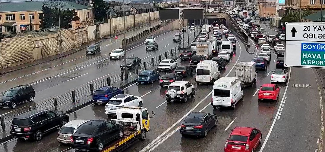 Bakıda yağışla bağlı bəzi yollarda sıxlıq var - SİYAHI - YENİLƏNİB-1