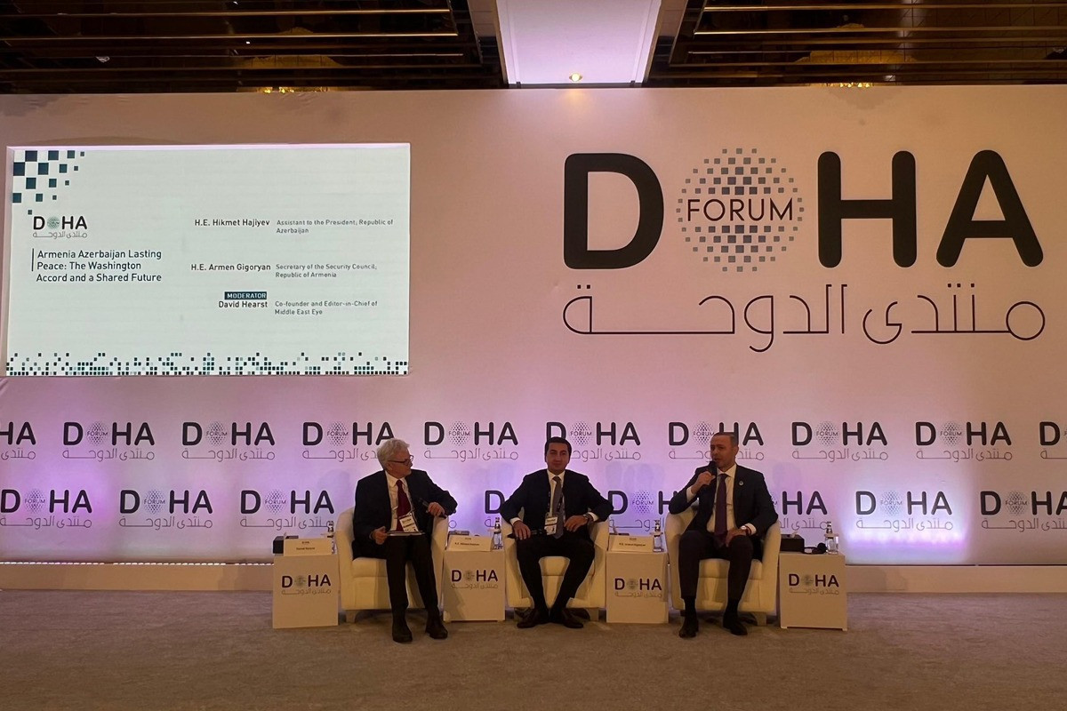 Dohada Hikmət Hacıyev və Armen Qriqoryan panel müzakirəsində iştirak edib