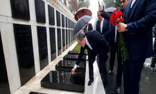 İranın xarici işlər naziri Bakıda şəhidlərin xatirəsini anıb