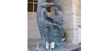 Xalq yazıçısı Anar Zərdabinin heykəlinin İçərişəhərdən köçürülməsini təklif edib