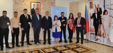 “İMZA”da rəsmi üzvlük vəsiqələrinin təqdimetmə mərasimi keçirilib