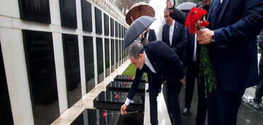 İranın xarici işlər naziri Bakıda şəhidlərin xatirəsini anıb