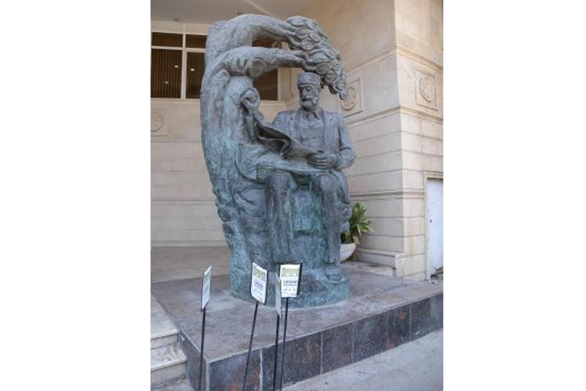 Xalq yazıçısı Anar Zərdabinin heykəlinin İçərişəhərdən köçürülməsini təklif edib