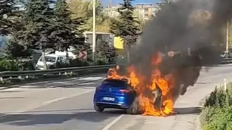 Türkiyədə ulduz futbolçunun avtomobili yandı