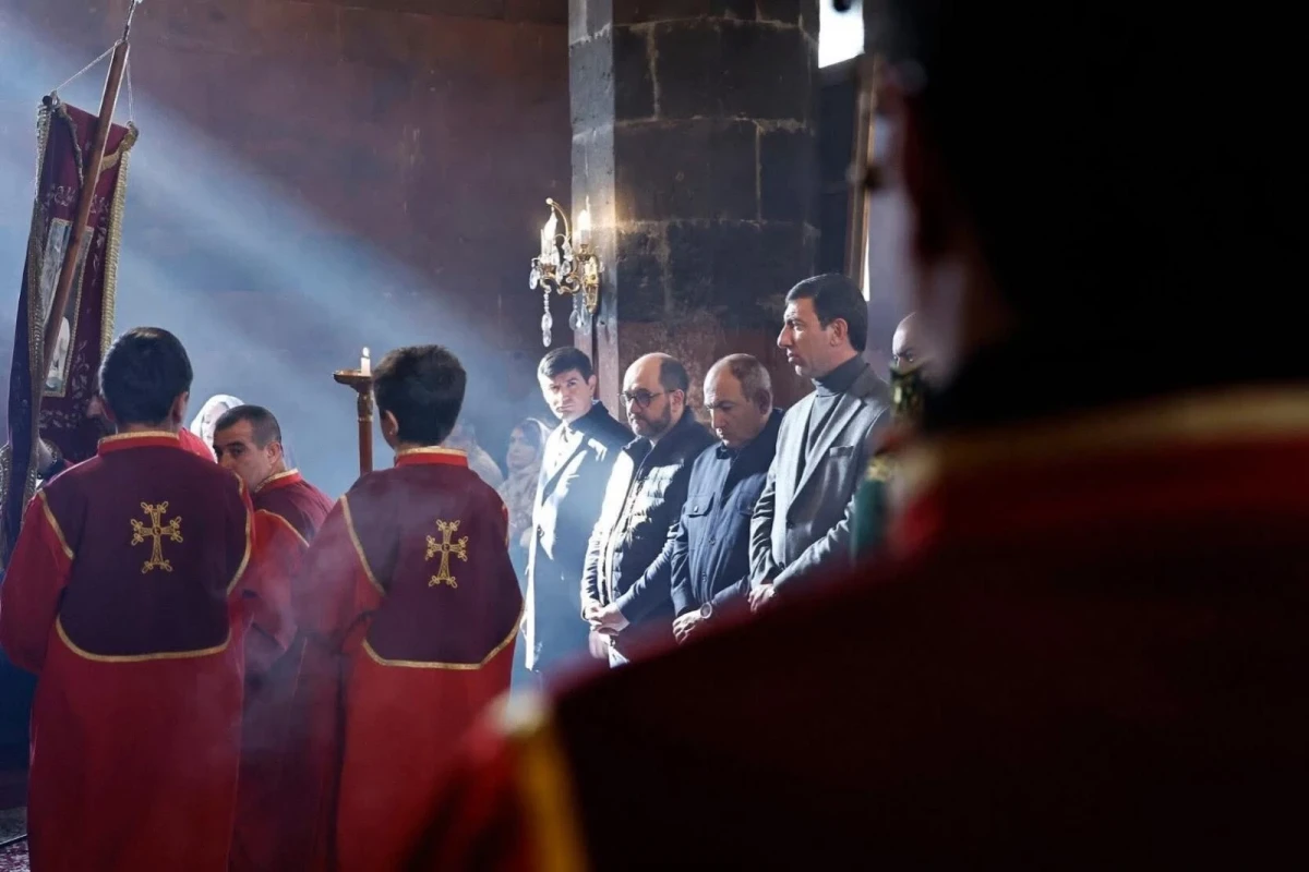 Paşinyan kilsələrdə liturgiyadan əvvəl Ermənistan himninin səsləndirilməsini təklif edib