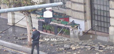 Bakının mərkəzində eyvan uçub, xəsarət alan var  - FOTO