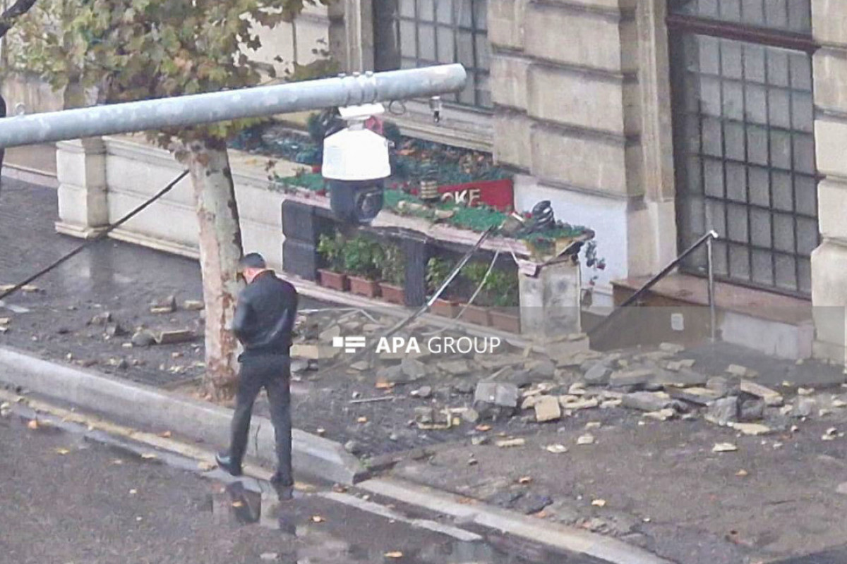 Bakının mərkəzində eyvan uçub, xəsarət alan var  - FOTO