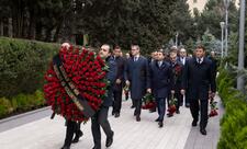 "AzerGold" QSC və törəmə şirkətlərinin kollektivi Ümummilli Lider Heydər Əliyevin məzarını ziyarət edib