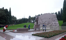 Rəsmi şəxslər, deputatlar, ictimaiyyət nümayəndələri Fəxri Xiyabanda Heydər Əliyevin məzarını ziyarət edir - FOTO