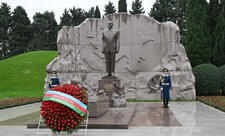 Prezident və birinci xanım Ümummilli Lider Heydər Əliyevin məzarını ziyarət ediblər